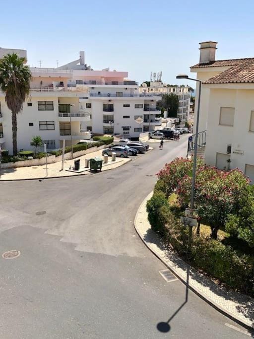 Apart 1 quarto 350m praia Olhos de Água, H Apartment in Olhos de Água