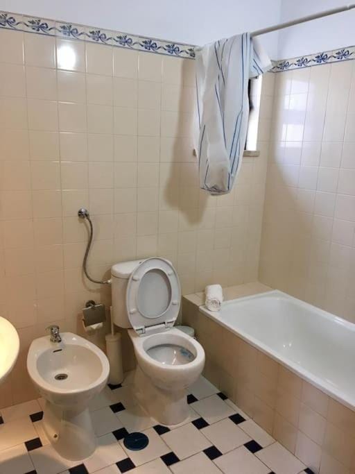Apart 1 quarto 350m praia Olhos de Água, H Apartment in Olhos de Água