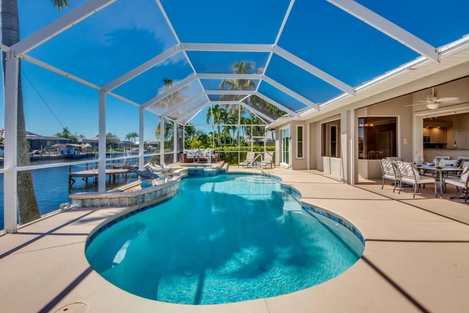 CoralVilla Lazy Days - comfortable, pool & spa, great boat location House in Cape Coral
