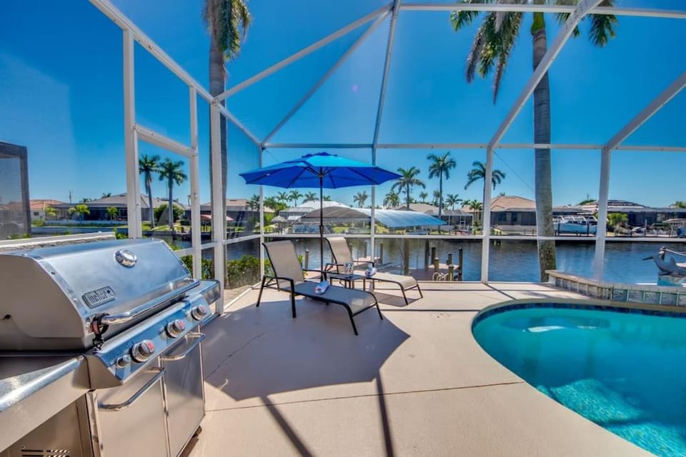 CoralVilla Lazy Days - comfortable, pool & spa, great boat location House in Cape Coral