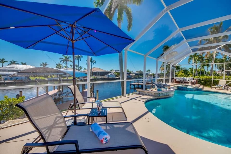 CoralVilla Lazy Days - comfortable, pool & spa, great boat location House in Cape Coral