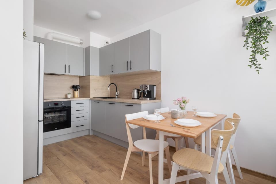 Coffee/tea facilities, Kitchen or kitchenette, Dining area, dishwasher, oven, stove