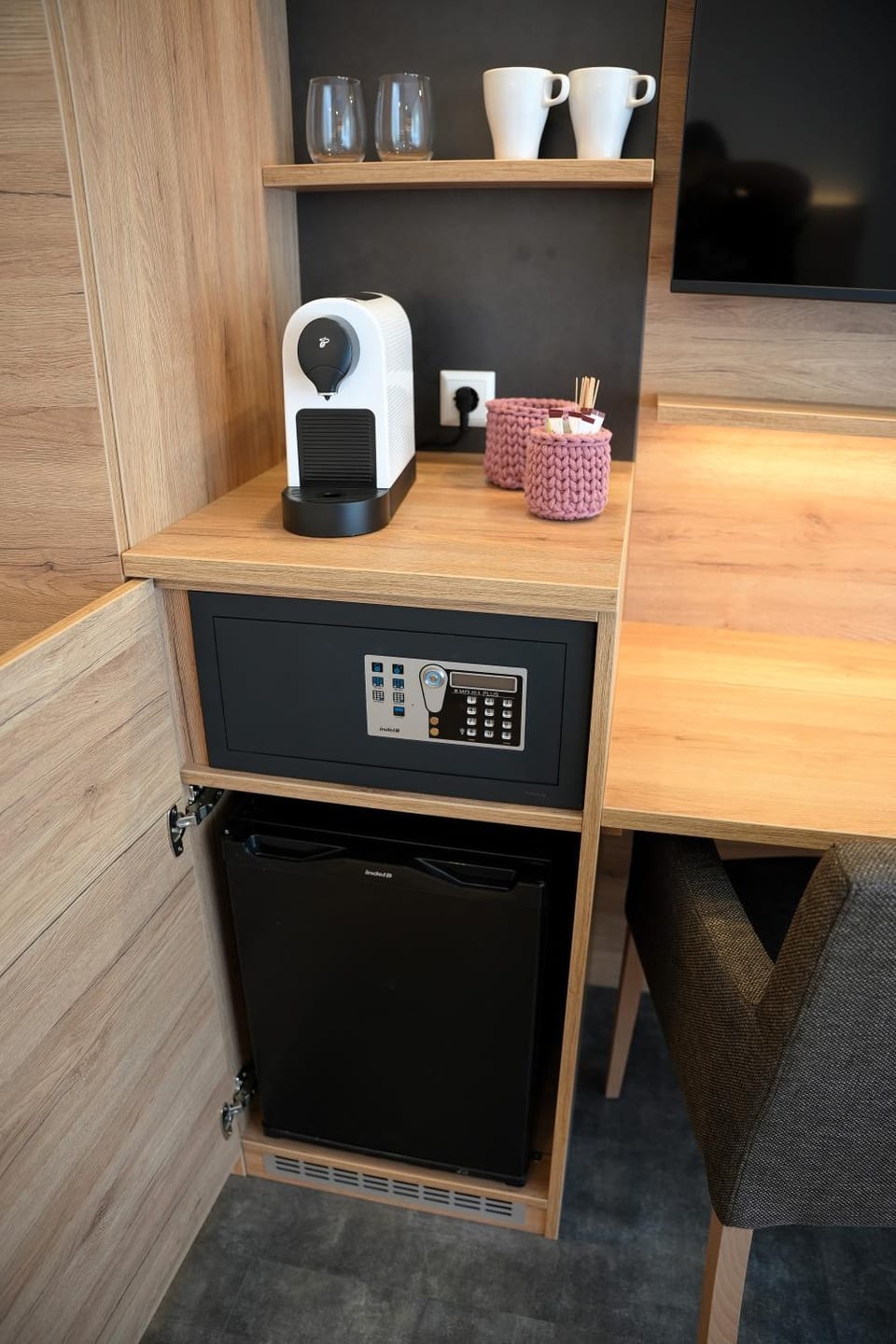 Coffee/tea facilities, minibar, safe