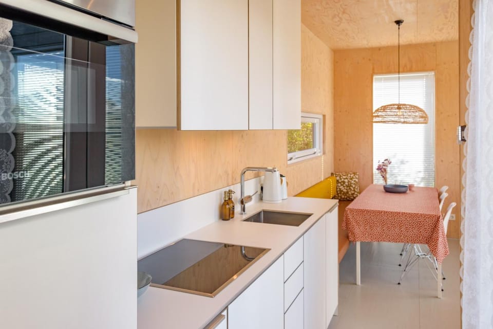 Kitchen or kitchenette, Dining area, oven, stove