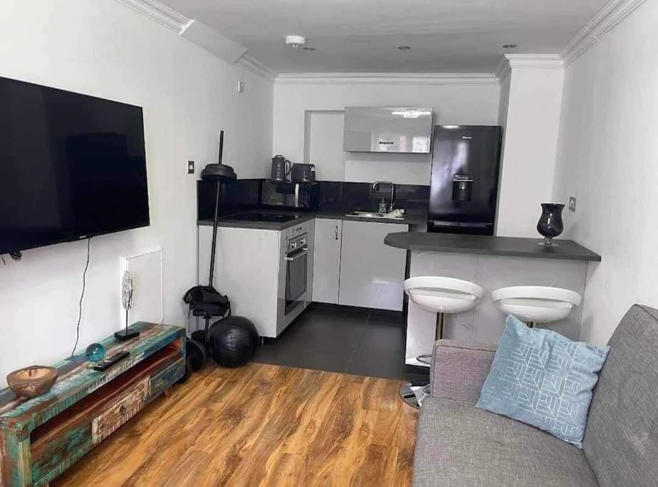 Dollis Hill One Bedroom Apartment NW2 Apartment in London