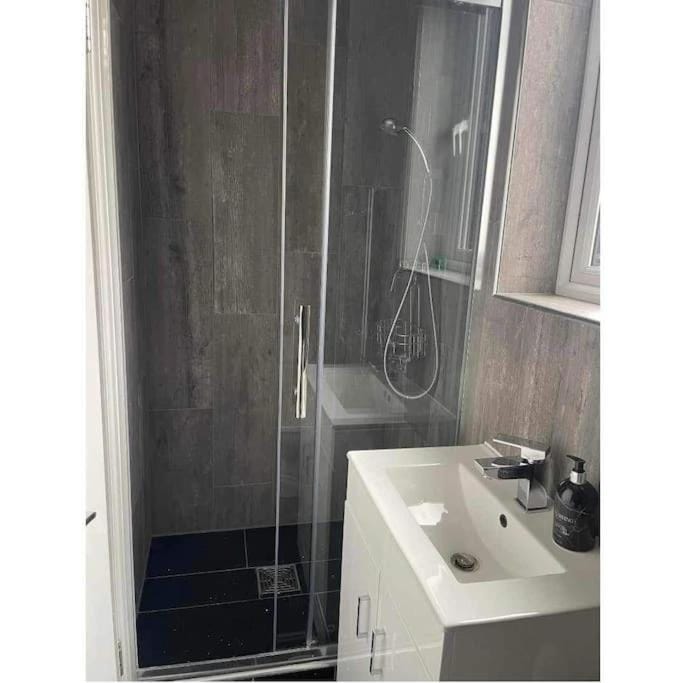 Dollis Hill One Bedroom Apartment NW2 Apartment in London