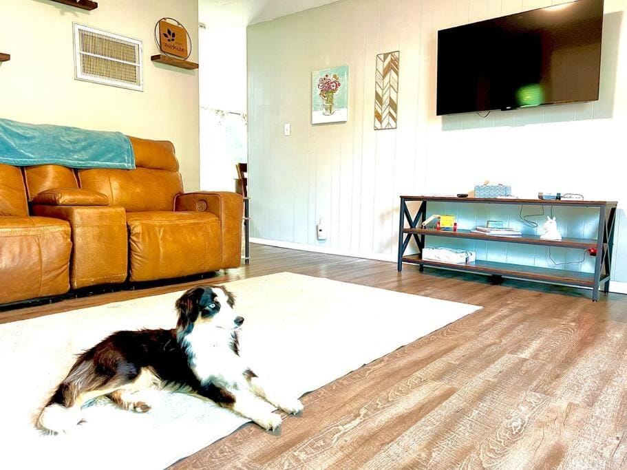 Private Ranch- Entire Home - Hot Tub - Pets & Kids Welcome - King Bed - Fenced Backyard - Free WiFi House in Gahanna