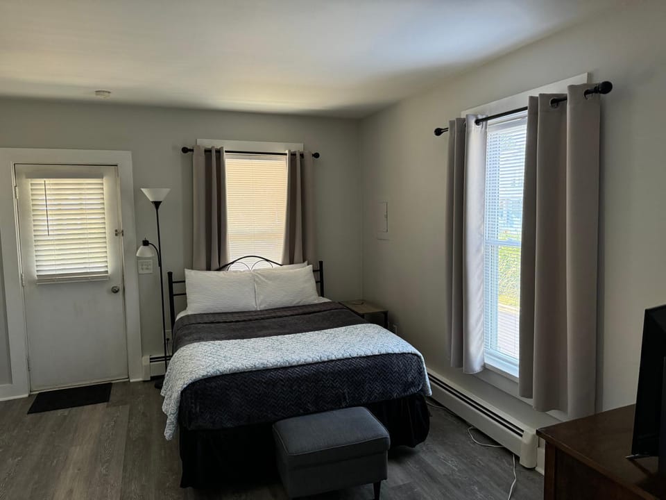 Historic Downtown Willoughby District 2BD Walkable Charm Apartment in Willoughby