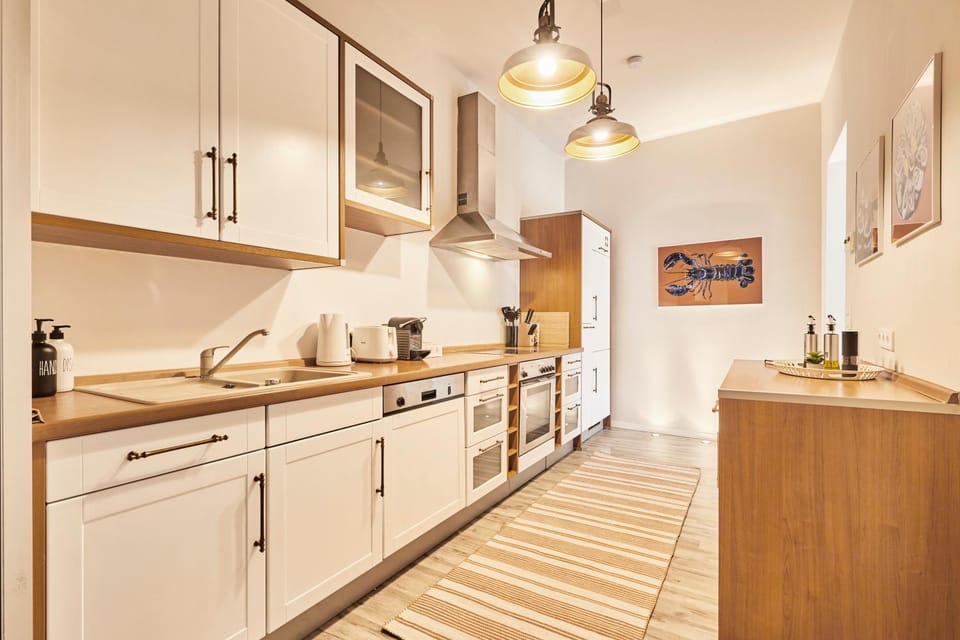 Coffee/tea facilities, oven, kitchen