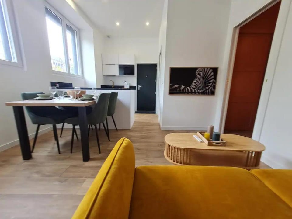 TV and multimedia, Living room, Decorative detail, Seating area, Dining area, internet
