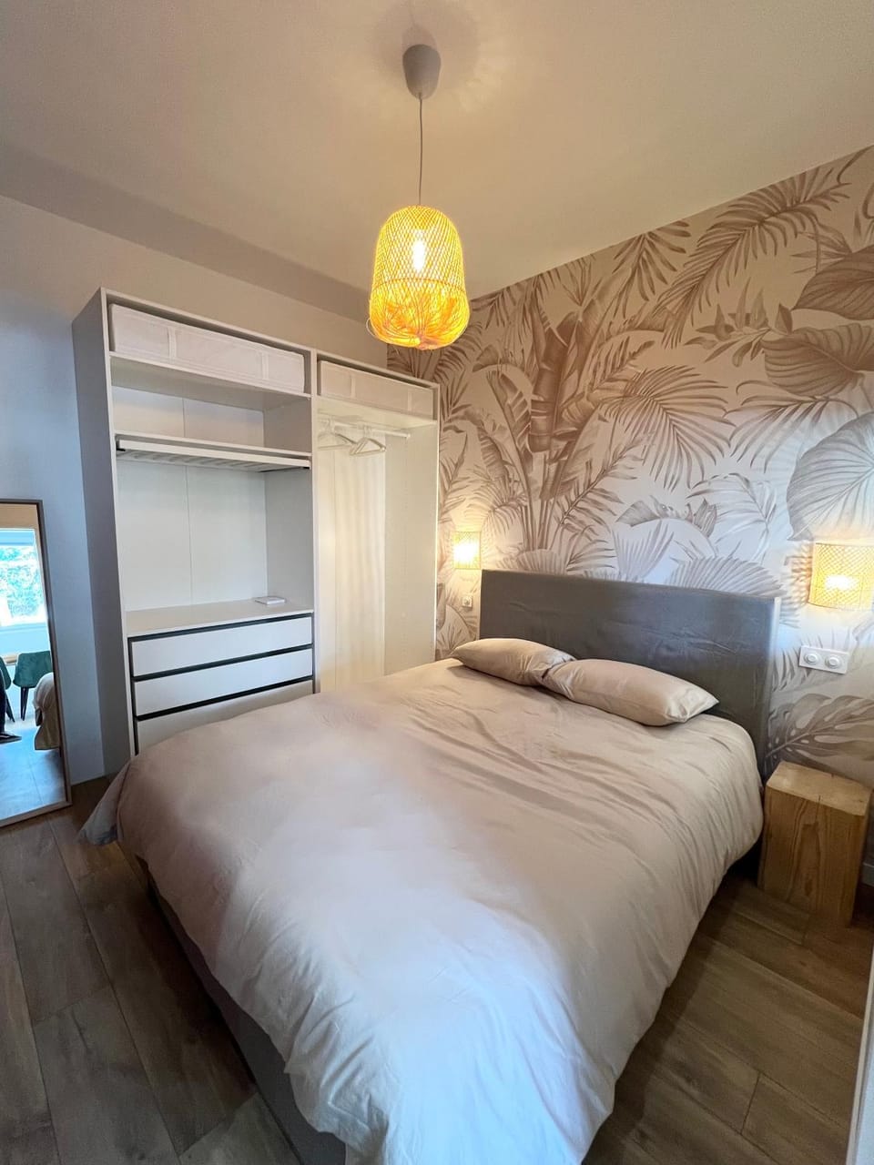 Photo of the whole room, Bedroom