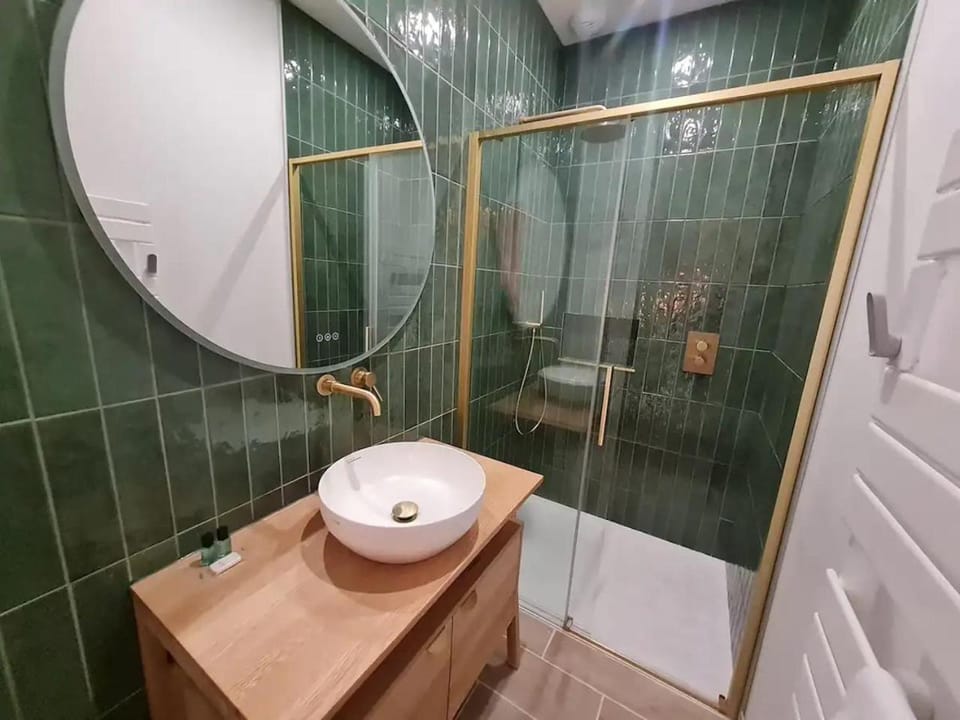 Shower, Bathroom, Decorative detail