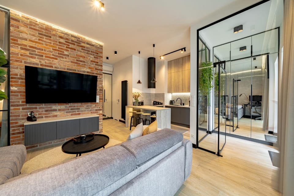 Communal lounge/ TV room, Nightclub / DJ, TV and multimedia, Balcony/Terrace, Living room, Seating area, Evening entertainment, Entertainment, Seasons, heating, air conditioner