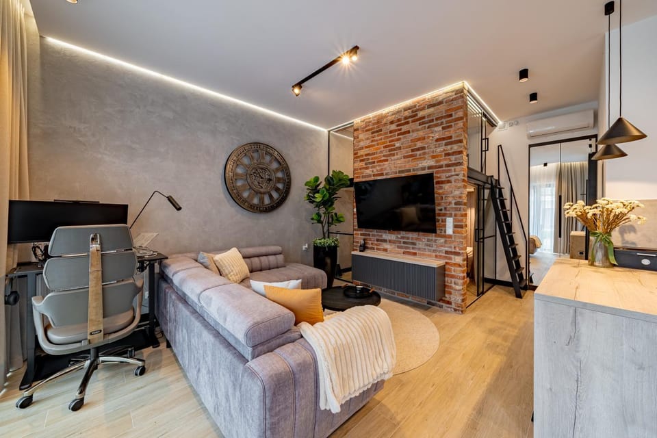 Communal lounge/ TV room, TV and multimedia, Living room, Seating area, Evening entertainment