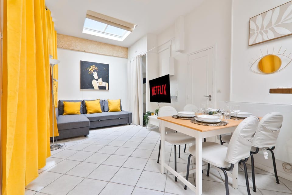 Bed, TV and multimedia, Living room, Dining area