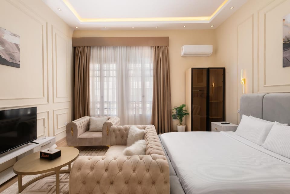 Communal lounge/ TV room, Bed, TV and multimedia, Living room, Photo of the whole room, Seating area, Evening entertainment, Bedroom, air conditioner