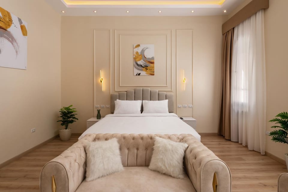 Bed, Living room, Photo of the whole room, Seating area, Bedroom
