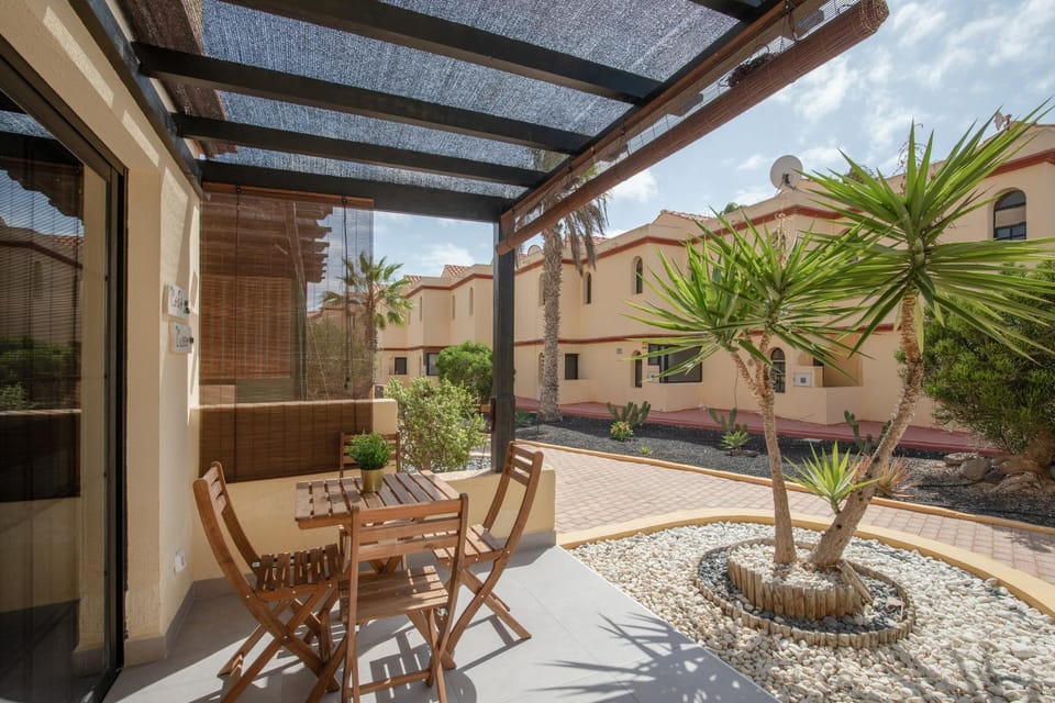 Property building, Balcony/Terrace, Living room