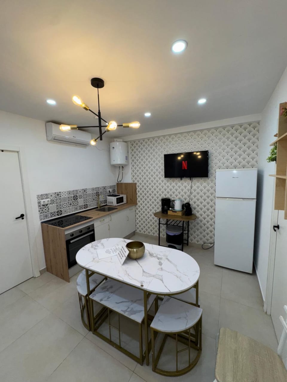 TV and multimedia, Kitchen or kitchenette, Dining area, stove