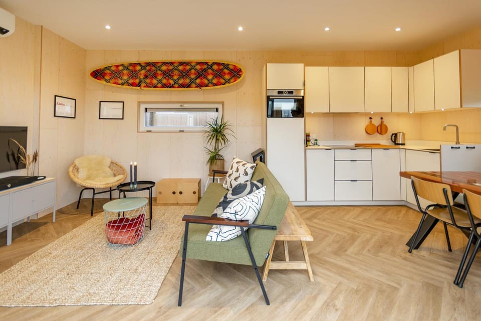 Kitchen or kitchenette, Living room, Seating area, oven, stove