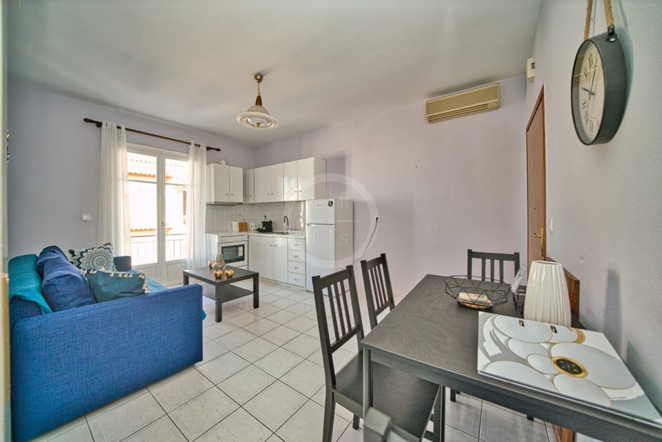 Kitchen or kitchenette, Seating area, Dining area