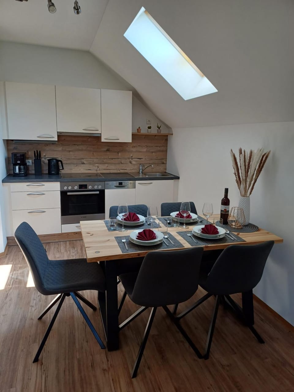 Kitchen or kitchenette, Dining area