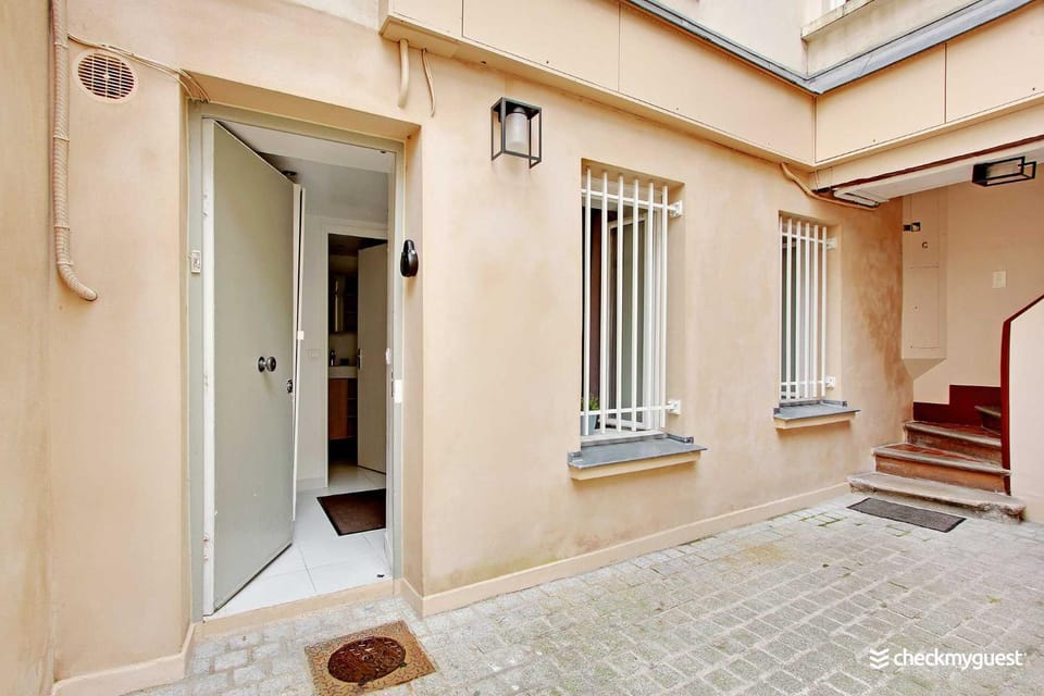 Property building, Facade/entrance
