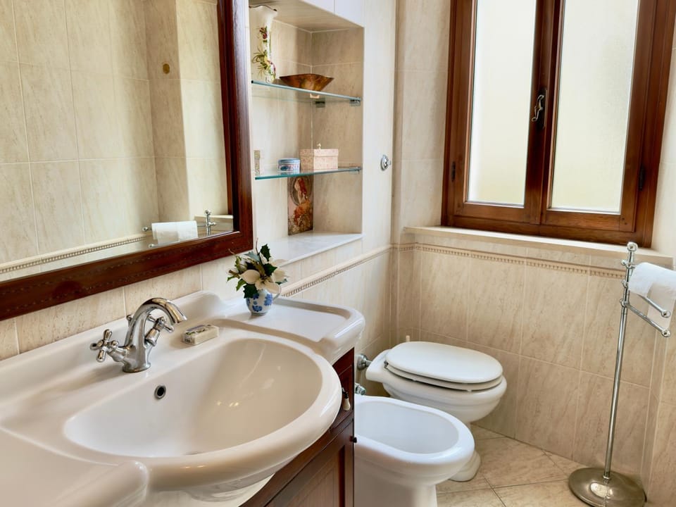 Shower, Bathroom, hair dryier, heating, towels