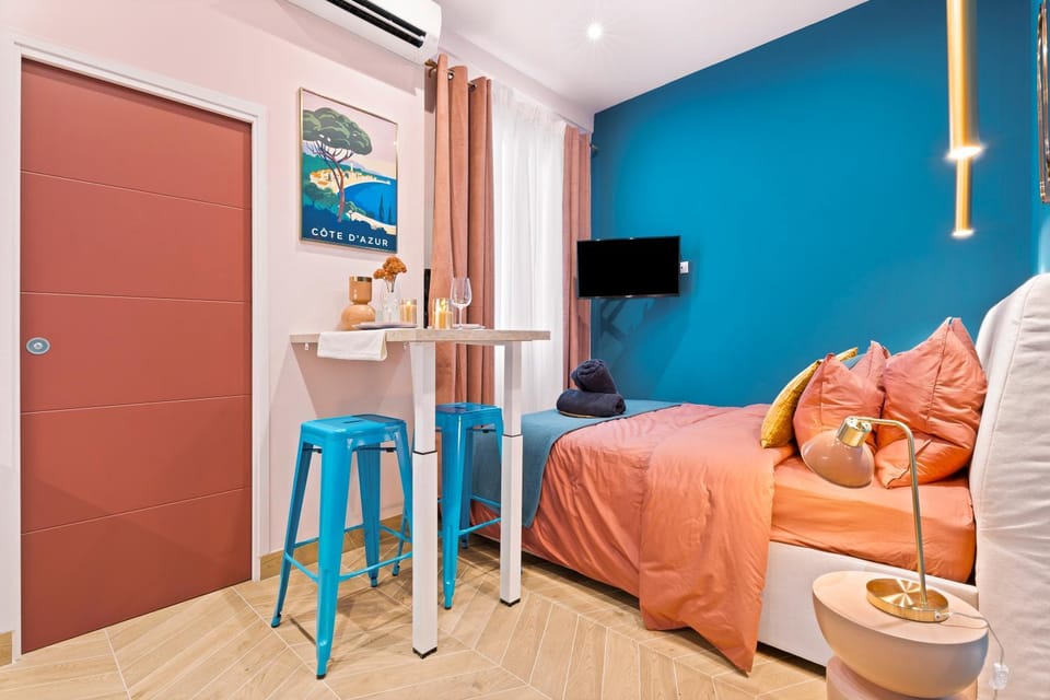 Photo of the whole room, Dining area, Bedroom