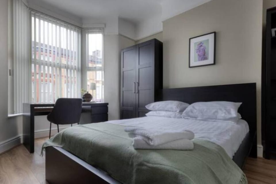 Vibrant Artist Hideaway by Centre Parking Apartment in Liverpool