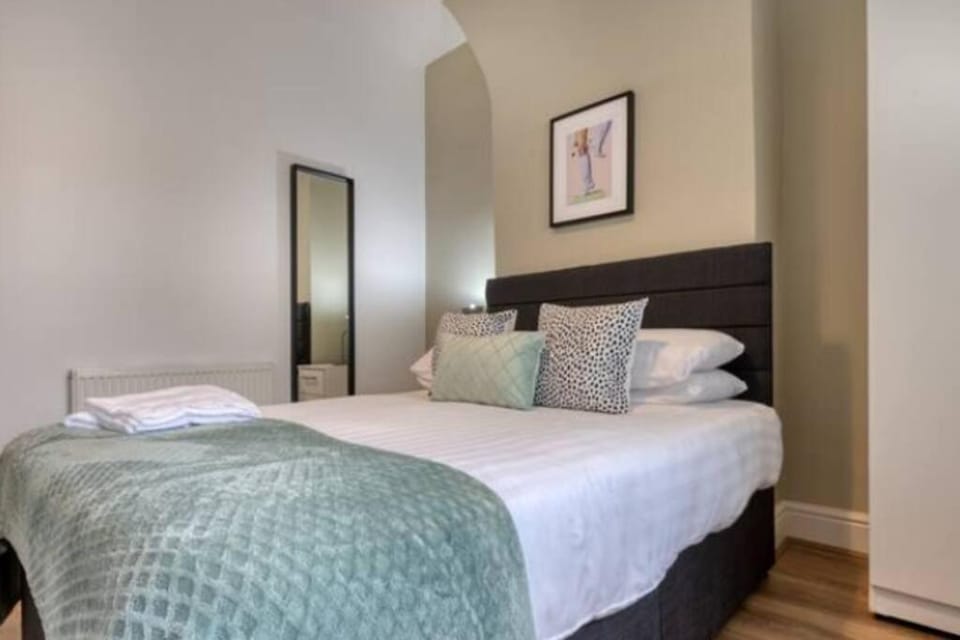 Vibrant Artist Hideaway by Centre Parking Apartment in Liverpool
