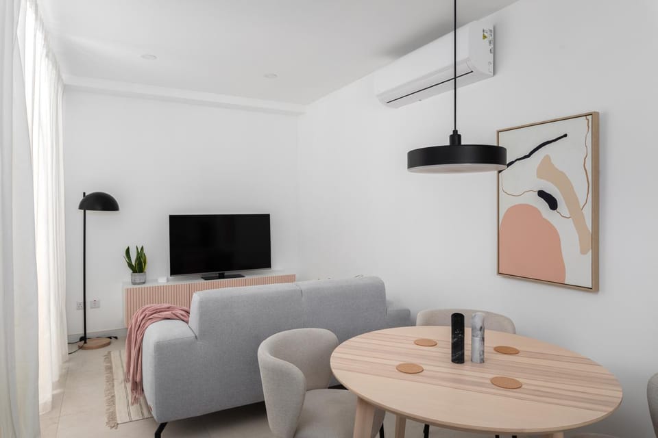Modern 2BR Apartment with Outside Furniture - Close to Sliema, Saint Julians & Valletta Apartment in Malta