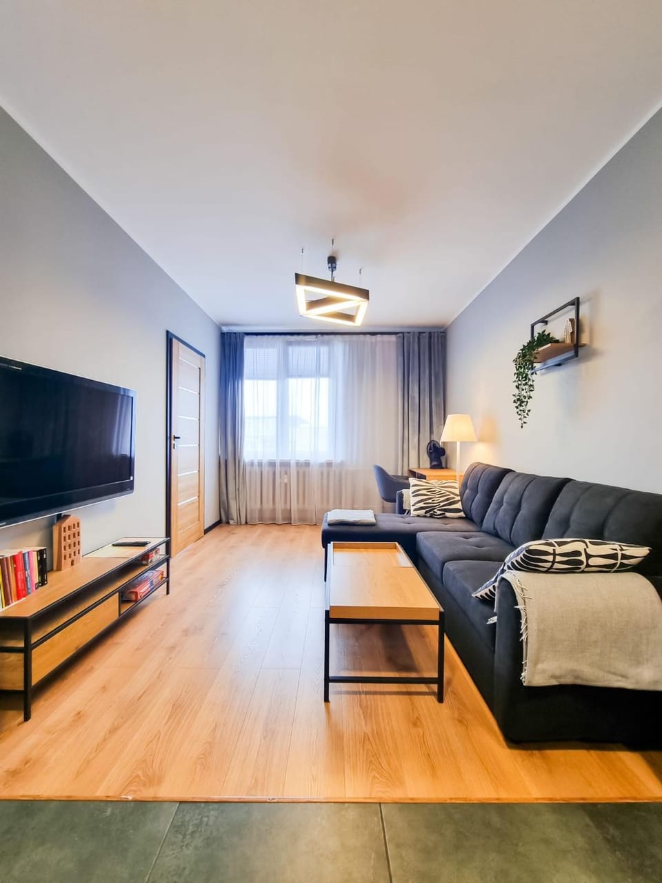 Communal lounge/ TV room, Bed, Library, TV and multimedia, Living room, Photo of the whole room, Seating area, Evening entertainment