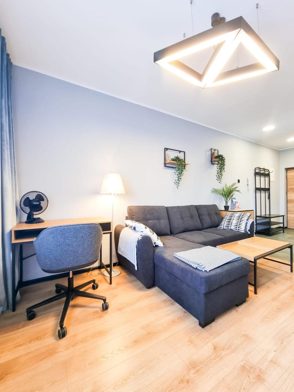 Bed, Living room, Photo of the whole room, Seating area
