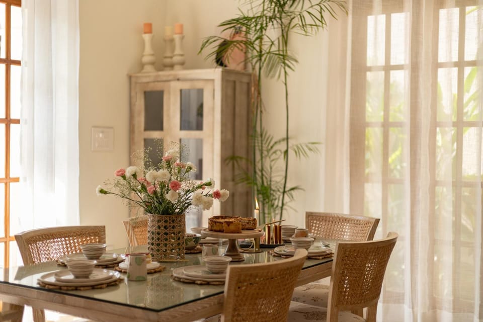 Living room, Food and drinks, Seating area, Dining area, Food