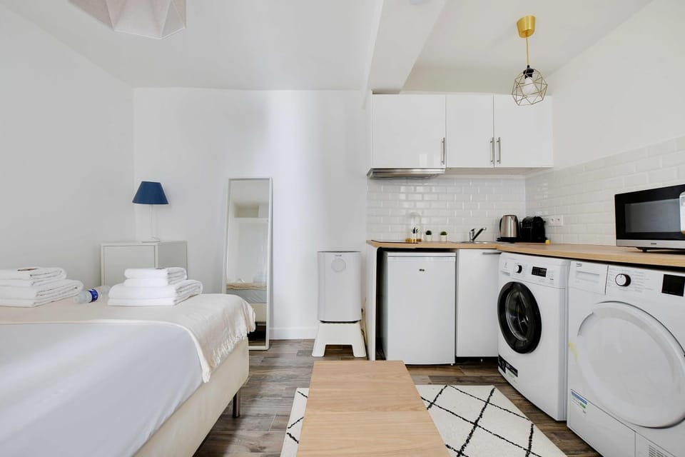 Bed, Kitchen or kitchenette