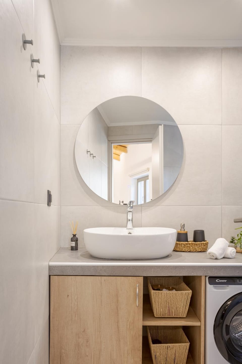 Bathroom, towels, washing machine