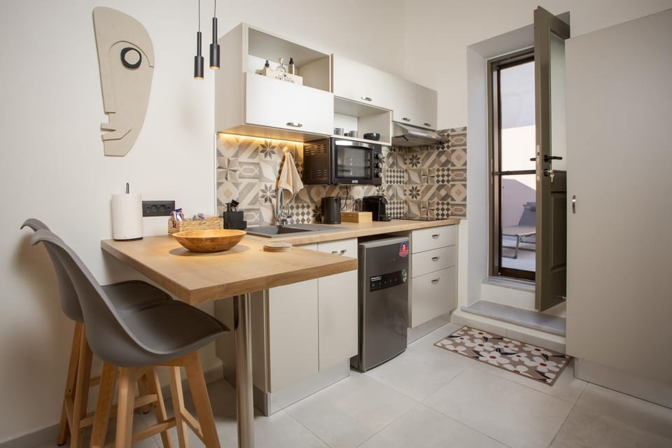 Kitchen or kitchenette, Dining area, stove