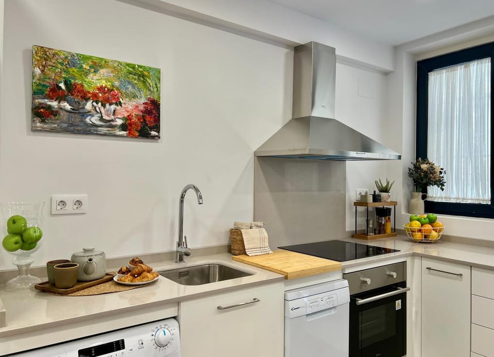 Kitchen or kitchenette, dishwasher, minibar, stove
