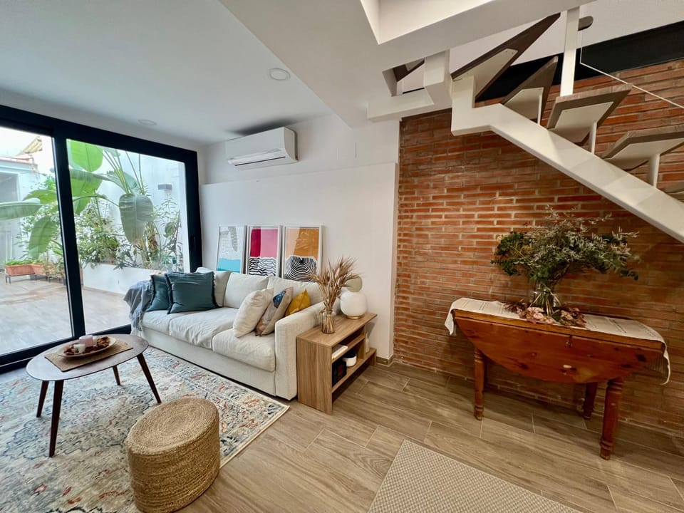 Living room, Seating area, air conditioner