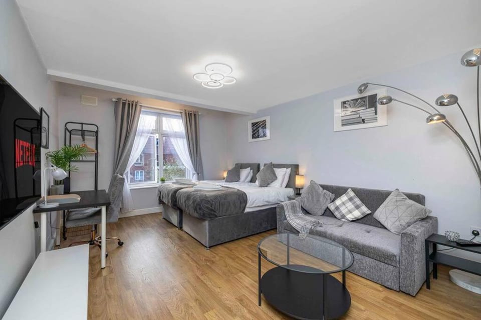 Bed, TV and multimedia, Photo of the whole room, Bedroom