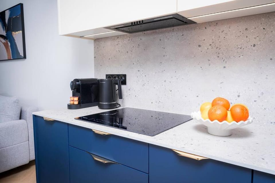 Coffee/tea facilities, Kitchen or kitchenette, stove