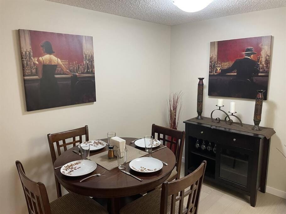 Kitchen or kitchenette, Seating area, Dining area