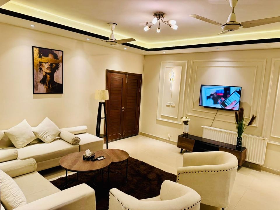 TV and multimedia, Living room, Seating area, Evening entertainment, air conditioner
