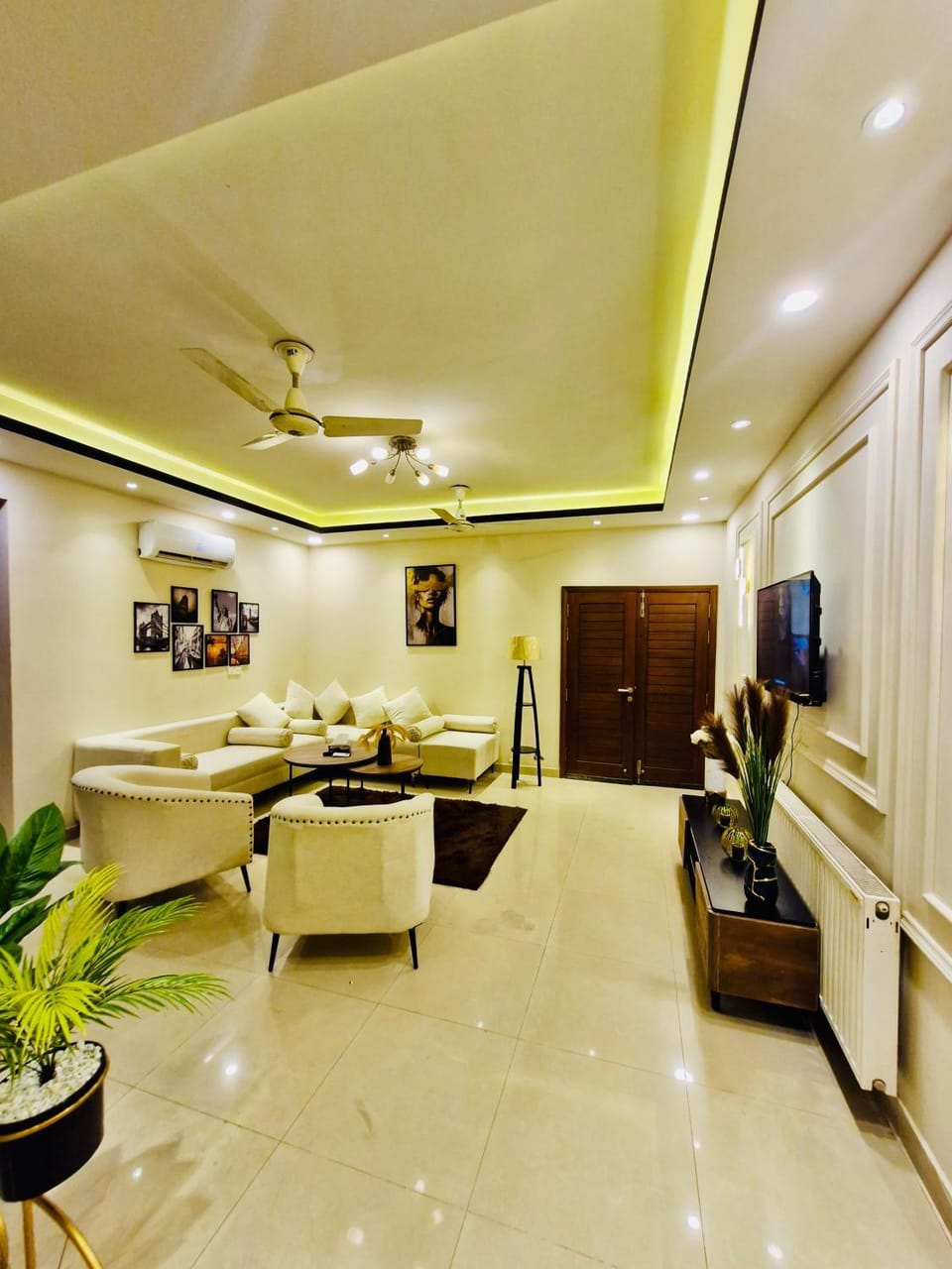 TV and multimedia, Living room, Seating area, Evening entertainment, air conditioner