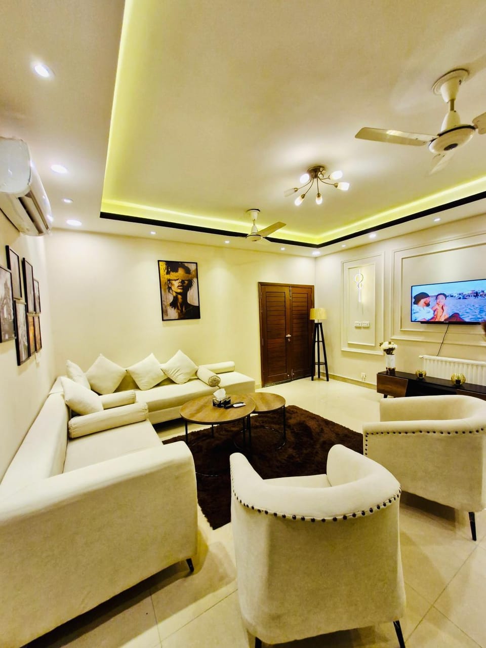 TV and multimedia, Living room, Seating area, Evening entertainment, air conditioner