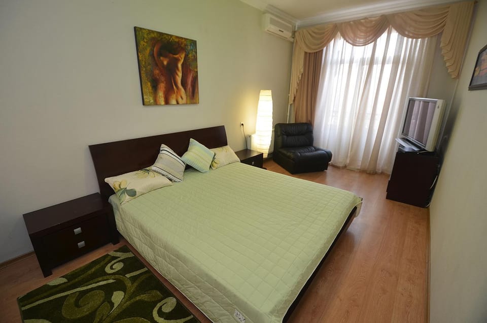 Photo of the whole room, Seating area, Bedroom