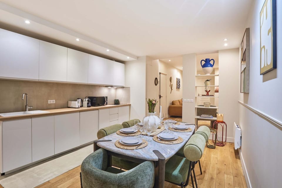 Kitchen or kitchenette, Dining area