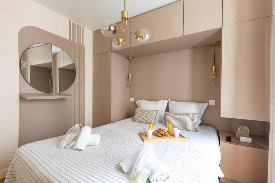 Bed, Bedroom, towels