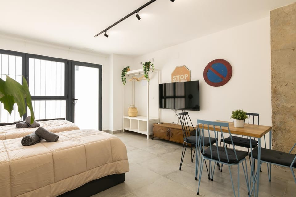 Bed, TV and multimedia, Living room, Dining area